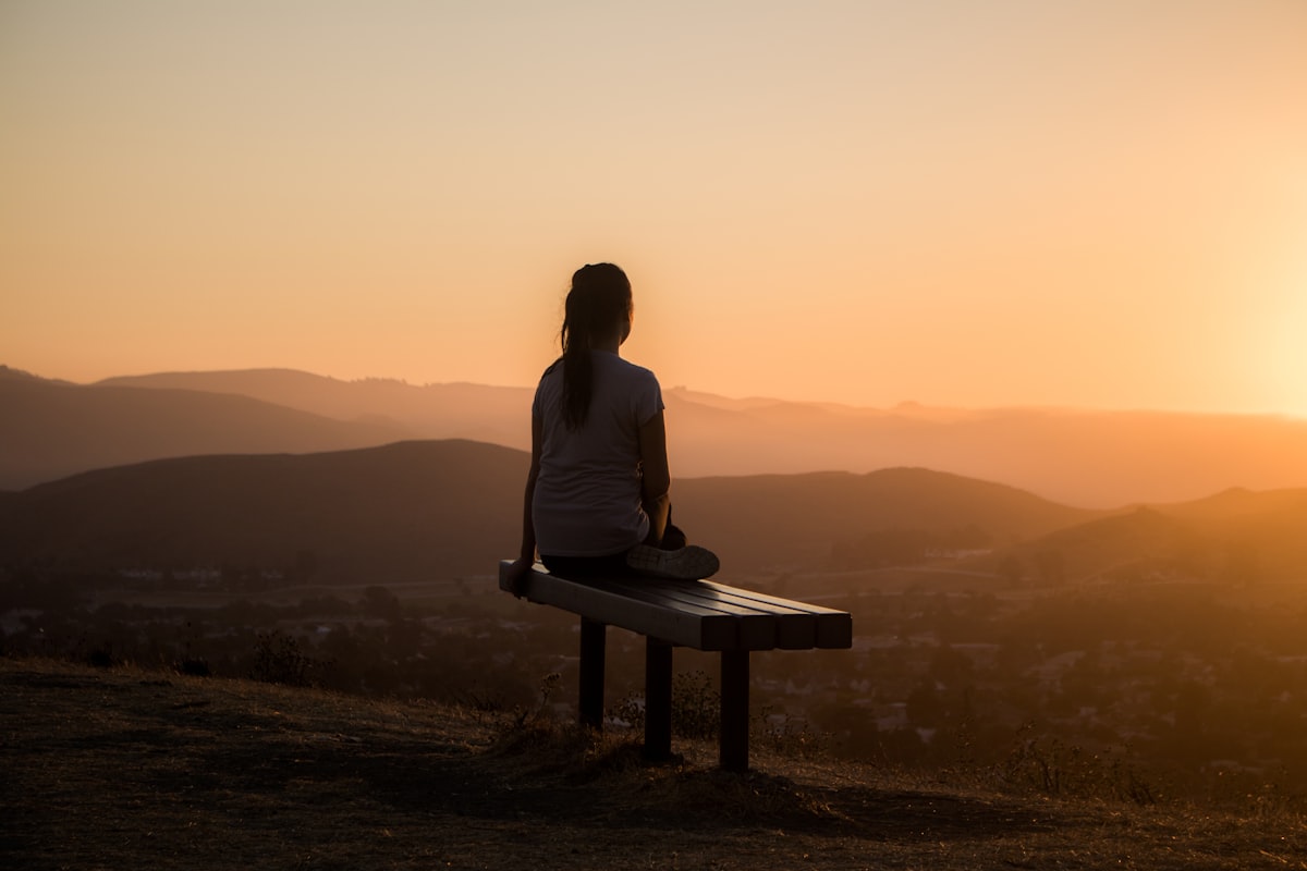Mujer meditando en un espacio tranquilo