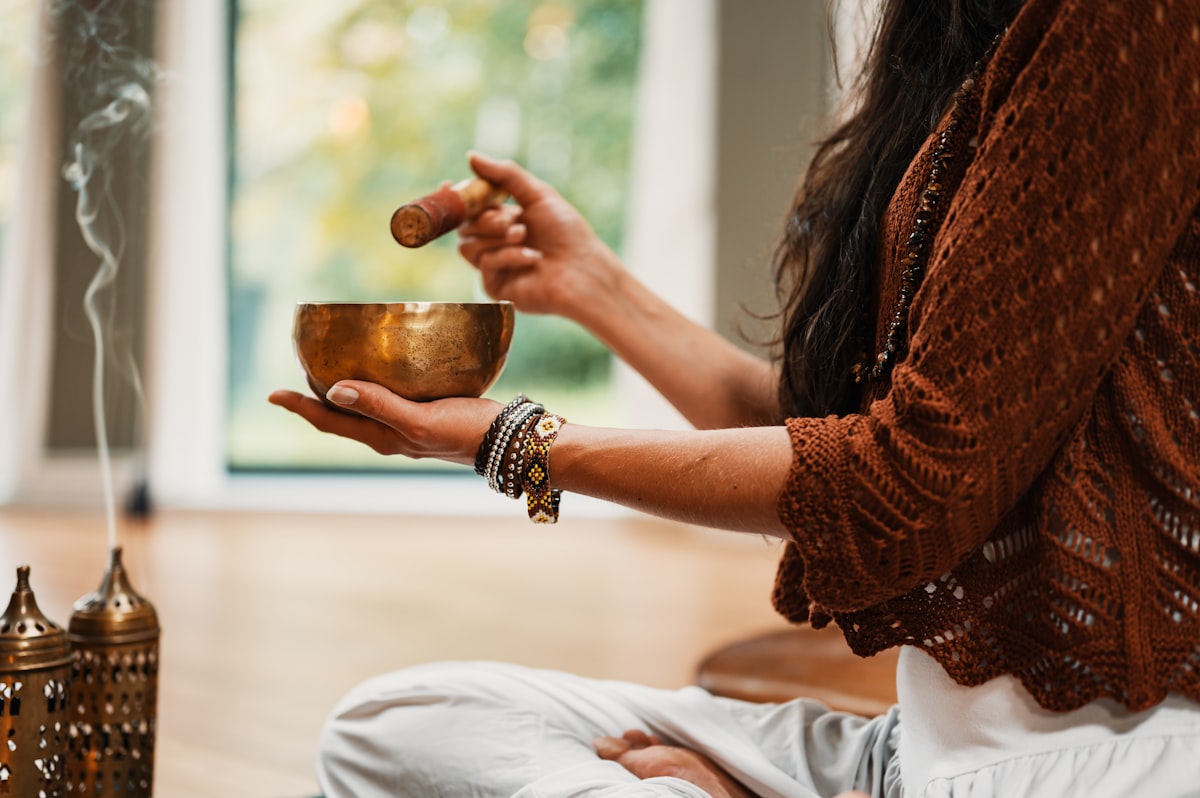 Mujer reflexionando sobre sus emociones